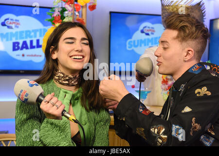 Dua Lipa e capitale FM romano del presentatore Kemp al capitale della FM Estate sfera con Vodafone presso lo Stadio di Wembley a Londra. Foto Stock