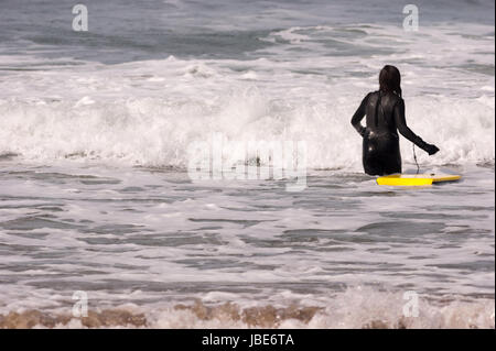 Sport persona amorevole capi in surf a cavalcare la sua pensione Foto Stock