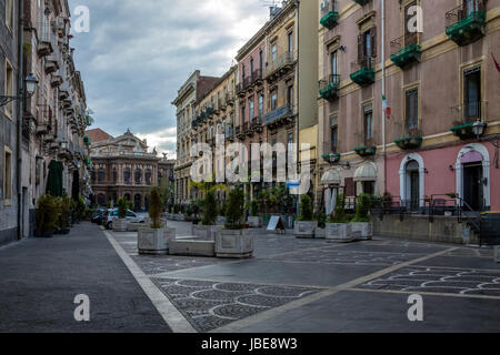 Strada di Catania con la famosa Opera teatro Teatro Bellini su sfondo - Catania, Sicilia, Italia Foto Stock