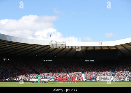 Inghilterra e Scozia giocatori di osservare un minuto di silenzio per i recenti attentati terroristici a Londra e Manchester durante il 2018 FIFA World Cup qualifica, Gruppo F corrisponde all'Hampden Park, Glasgow. Foto Stock