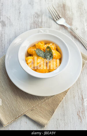 Gnocchi fatti in casa con la zucca e burro Foto Stock