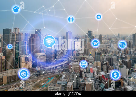 Smart City e la rete di comunicazione wireless, il quartiere degli affari con edificio per uffici, immagine astratta visual, internet del concetto di cose Foto Stock