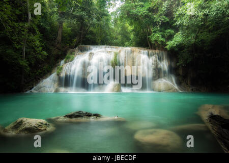 Erawan cascata è una bella cascata nella foresta di primavera nella provincia Kanchanaburi, Thailandia. Foto Stock