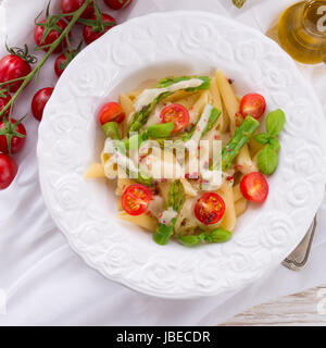 Tagliatelle con Asparagi in crema di salsa al formaggio Foto Stock