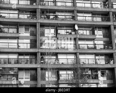 LONDON, England, Regno Unito - 05 Marzo 2009: La Trellick Tower in North Kensington progettato da Erno Goldfinger nel 1964 è un Il Grade ii Listed è un capolavoro della nuova architettura brutalist Foto Stock