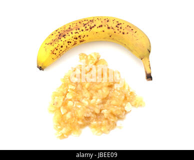 Macchie mature tutta la banana con purea di frutta, isolato su uno sfondo bianco Foto Stock