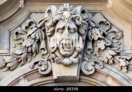 Decorativi in pietra statua sopra la porta del castello. Foto Stock