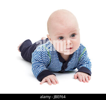 Attento baby posa su un terreno isolato su sfondo bianco Foto Stock