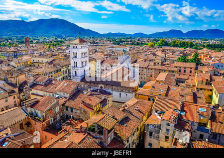 Vista panoramica di Lucca colorato dal Villaggio Torre delle Ore, Lucca, Italia Foto Stock