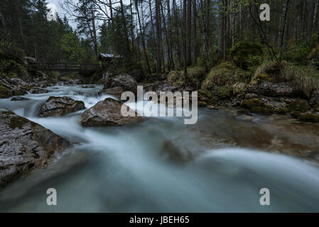 Fiume Klausbach vicino al lago hintersee a Ramsau Foto Stock