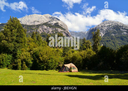 Basecamp per scalate e arrampicate in Cochamo national park, Patagonia, Cile vicino a Torres del Paine Foto Stock