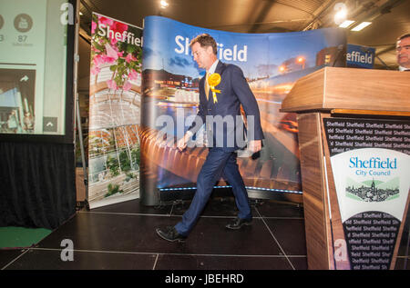 Elezione generale conte 2017 in Inglese Institute of Sport in Sheffield ex vice primo ministro Nick Clegg passeggiate fuori scena e lontano dalla politica Foto Stock