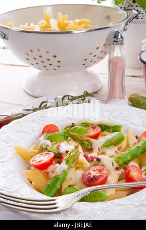 Tagliatelle con Asparagi in crema di salsa al formaggio Foto Stock