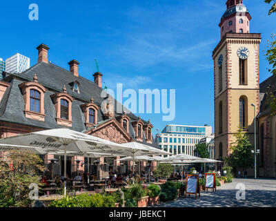 Cafe nell'Hauptwache con la torre di Santa Caterina (chiesa Katharinenkirche) a destra, Francoforte, Germania Foto Stock