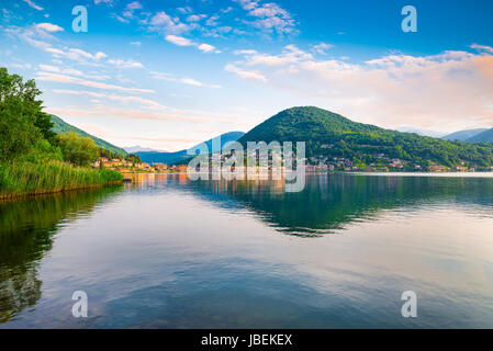 Il lago di Lugano, Ponte Tresa. A sinistra, l'Italia, a destra, la Svizzera. Bella Mattina sul Lago di Lugano, visto da di Lavena Ponte Tresa a piedi Foto Stock