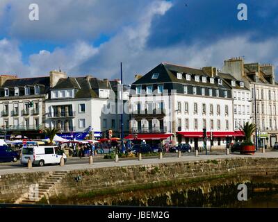 " Nuovo " città di Concarneau come si vede dal vecchio porto della città nei giorni di mercato. Concarneau, Francia Foto Stock