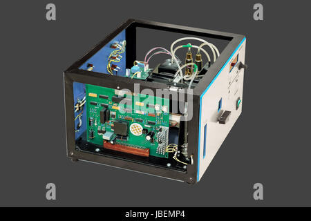 Attrezzature di laboratorio, smontaggio electronics, isolato su sfondo nero. Foto Stock