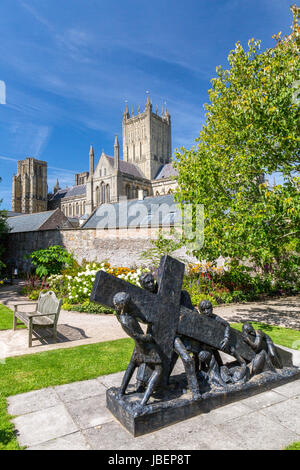 Cattedrale di Wells e 'il peso dei nostri peccati' artwork da Josefina de Vasconcellos nel Palazzo del Vescovo di giardini, Somerset, Inghilterra, Regno Unito Foto Stock