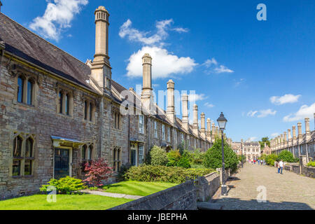 Vicario vicino in pozzetti è una strada di ciottoli accanto alla cattedrale,e la più antica strada abitata in Europa, Somerset, Inghilterra, Regno Unito Foto Stock