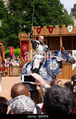 La guerra dei Roses giostre battaglia rievocazione eseguito di fronte a un pubblico di turisti presso il castello di Warwick nel Warwickshire. Regno Unito. (88) Foto Stock