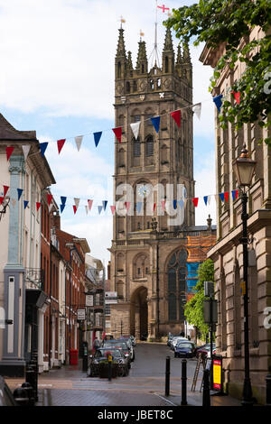 Famosa vista fino Church Street verso la chiesa di Santa Maria a Warwick, Warwickshire, Regno Unito. (88) Foto Stock