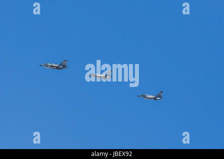 Atene, Grecia - Marzo 2017: jet Fighter vola nel cielo la partecipazione alle celebrazioni sulla guerra di indipendenza combattuta dal greco revolutionarie Foto Stock