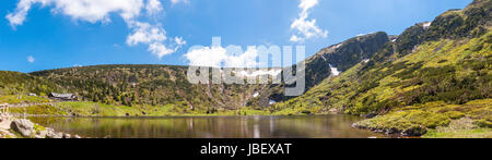 Cirque del piccolo stagno in Krkonosze Parco Nazionale. Rifugio Samotnia, uno dei più antichi rifugi in Polonia. Foto Stock