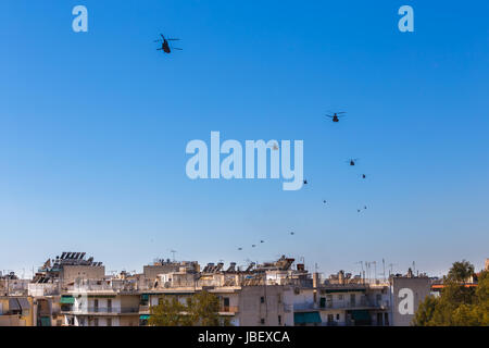 Atene, Grecia - Marzo 2017: elicotteri volare nel cielo la partecipazione alle celebrazioni sulla guerra di indipendenza combattuta dal greco rivoluzionari Foto Stock