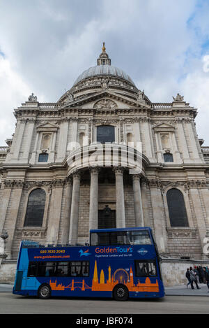 La cattedrale di St Paul a Londra con il tour bus di fronte Foto Stock