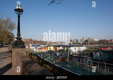 Old Ferry Wharf e case galleggianti, Cheyne Walk, a Chelsea, Londra Foto Stock