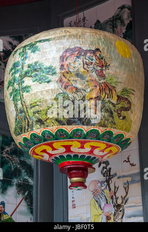 Lanterna cinese con la tigre Motif, il Tempio di Tin Hau, Shek o villaggio, Hong Kong Foto Stock