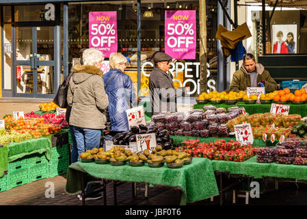 In vecchio stile Frutta & Verdura stallo del mercato, zona pedonale, il Broadway, Bexleyheath, Londra, Inghilterra Foto Stock