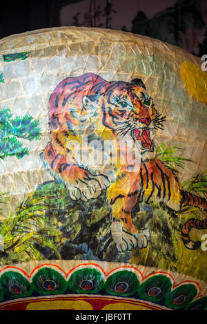 Lanterna cinese con la tigre Motif, il Tempio di Tin Hau, Shek o villaggio, Hong Kong Foto Stock