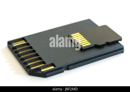 Nero memory card microSD e adattatore per scheda SD isolato su bianco con ombra Foto Stock
