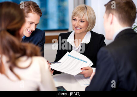 Gruppo di happy business persone che conducono a una riunione Foto Stock