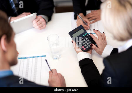 Gruppo del team aziendale analizzando il profitto annuale Foto Stock