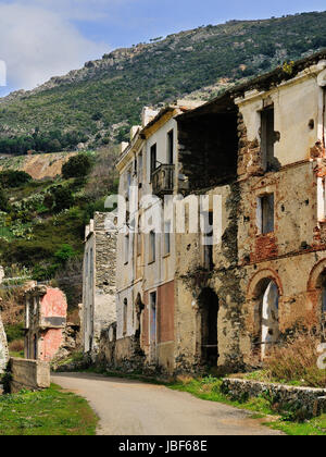 Di Gairo Vecchia fu parzialmente distrutto da un'inondazione nel 1951, e nel 1963 è stato completamente abbandonato, le nuove case sono state ricostruite di poco superiore alla metà-villaggio distrutto. Esso 's più famosa città fantasma di Sardegna, sicuramente uno dei più belli e pittoreschi angoli dell'Ogliastra e tutta l'isola. Foto Stock