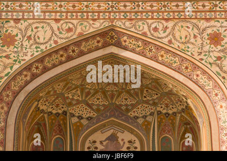 Allestita gateway (Ganesh Pol) all'interno di Ambra Palace di Amer nella periferia di Jaipur nel Rajasthan, India. Foto Stock