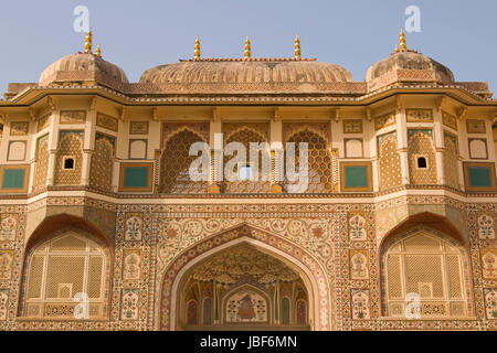 Allestita gateway (Ganesh Pol) all'interno di Ambra Palace di Amer nella periferia di Jaipur nel Rajasthan, India. Foto Stock