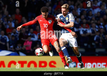 L'Inghilterra del dele Alli (sinistra) e della Scozia James Morrison battaglia per la sfera durante il 2018 FIFA World Cup qualifica, Gruppo F corrisponde all'Hampden Park, Glasgow. Foto Stock