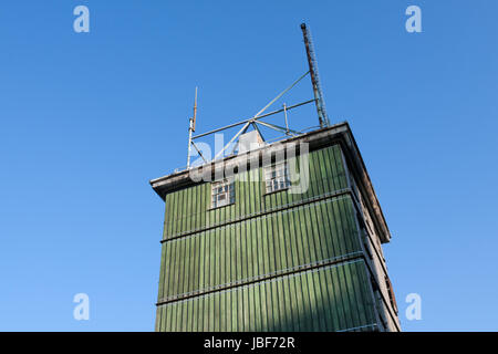 Grüne Turmspitze eines Wetterbeobachtungturms auf dem Inselsberg Foto Stock