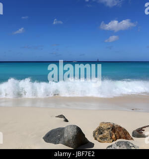 Sandstrand in der Karibik mit Meer, blauem Himmel, in Wellen, Belgium.Wellen Foto Stock