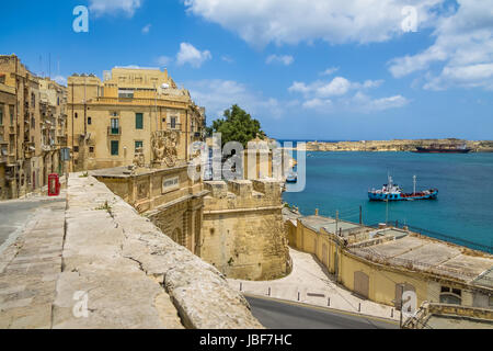 Paesaggio urbano in vista di La Valletta e il Grand Harbour con Victoria Gate e Ricasoli Fort sullo sfondo - Valletta, Malta Foto Stock