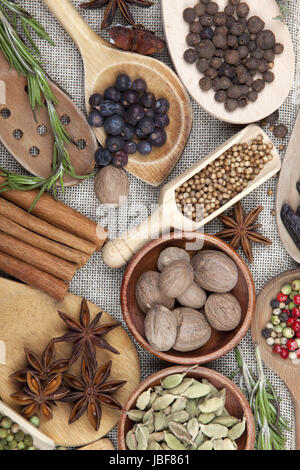 Viele verschiedene duftende und Gewürze Kräuter Foto Stock