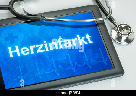 Tablet mit der diagnosticare Herzinfarkt auf dem Display Foto Stock