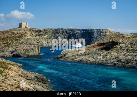 Torre di avvistamento vicino alla Laguna Blu di Comino Isola - Gozo, Malta Foto Stock