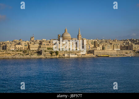 La Valletta skyline da Sliema con la Basilica di Nostra Signora del Monte Carmelo - Valletta, Malta Foto Stock