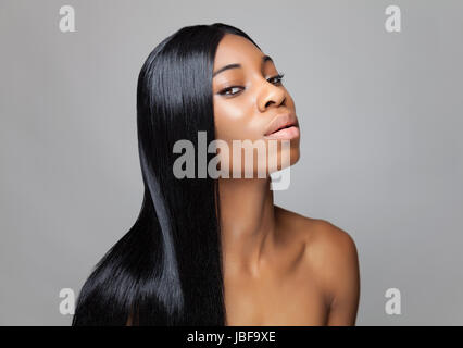 Giovane black beauty con lunghi capelli dritti Foto Stock