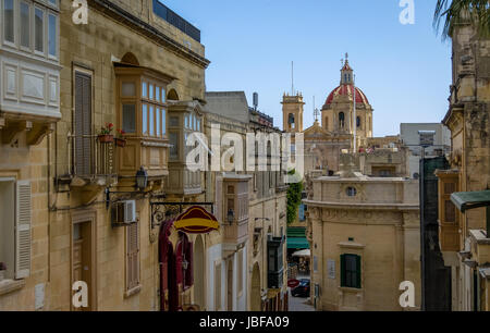 La città di Victoria street con San Giorgio Basilica cupola rossa - Victoria, Gozo, Malta Foto Stock