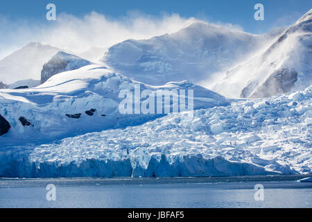 L'Antartide ghiacciai, iceberg e scenario di montagna a Dorian Bay Foto Stock